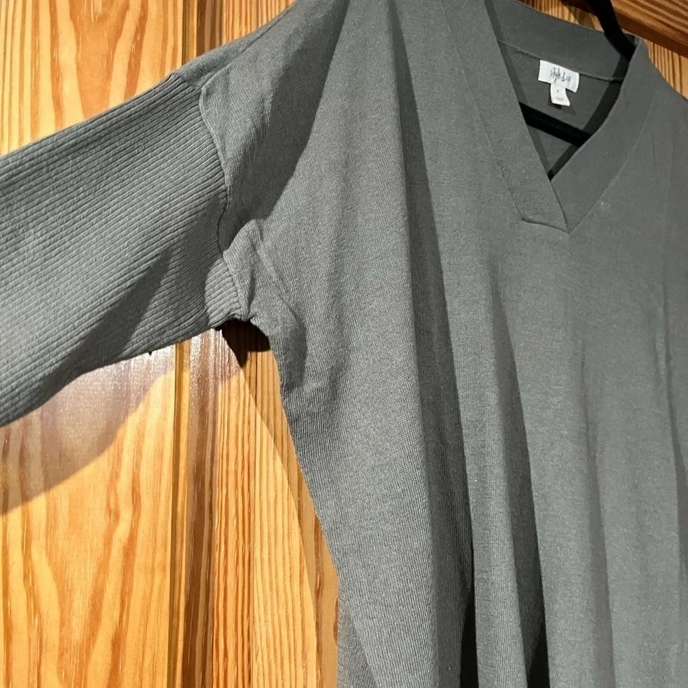 Army Green V-Neck Relaxed Fit Tunic Sweater Woman's Size Small